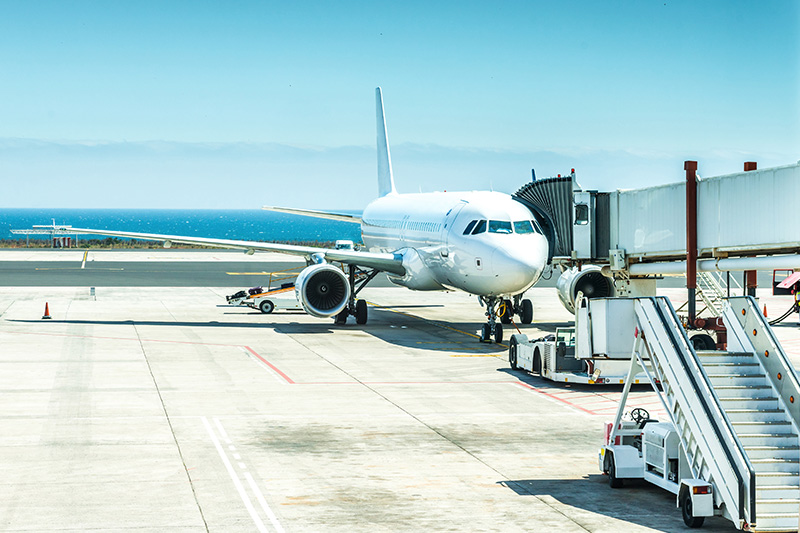 Aereo su pista di atterraggio Aeroporto di Bari
