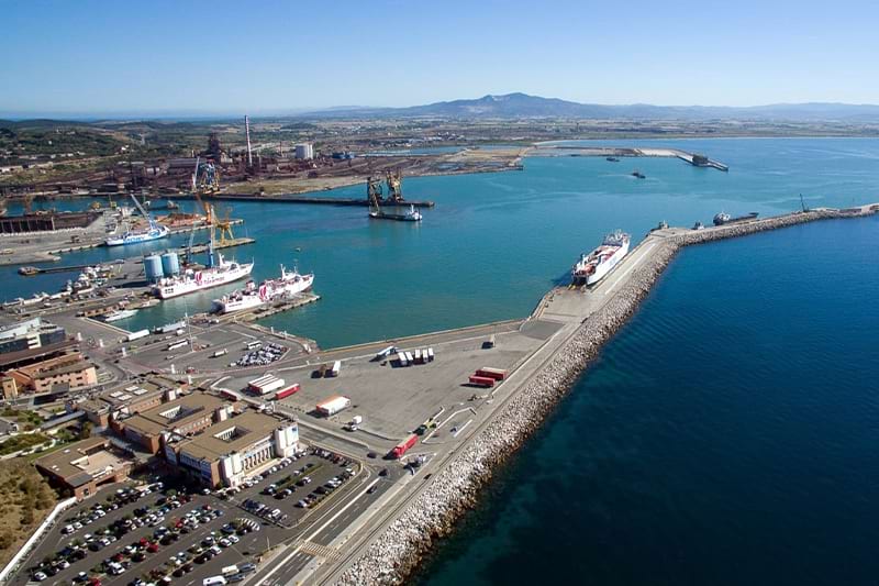 Vista panoramica del porto di Piombino