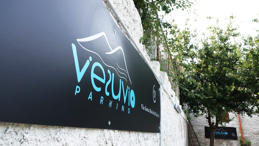 Vesuvio Parking - Aeroporto Napoli | ParkingMyCar Insegna Vesuvio Parking - Aeroporto Napoli | ParkingMyCar