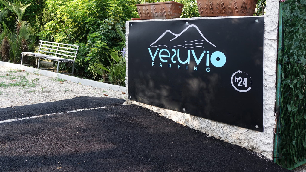 Vesuvio Parking - Aeroporto Napoli | ParkingMyCar Insegna Vesuvio Parking - Aeroporto Napoli | ParkingMyCar