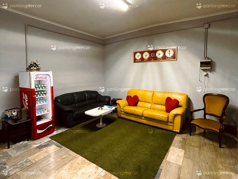 Il Raduno Parking Aereo - Aeroporto Napoli Sala d'attesa Il Raduno Parking Aereo - Aeroporto Napoli