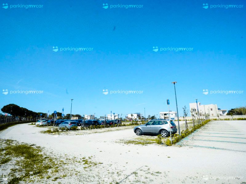 Quick Low Cost - Aeroporto Bari Veicoli parcheggiati presso Quick Low Cost - Aeroporto Bari