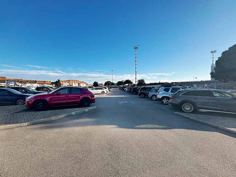 Parcheggio Ufficiale Aeroporto Genova P1 Auto parcheggiate all'aperto Parcheggio Ufficiale Aeroporto Genova P1