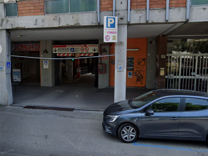 Garage Silvani - Bologna stazione centrale Ingresso Garage Silvani - Bologna stazione centrale