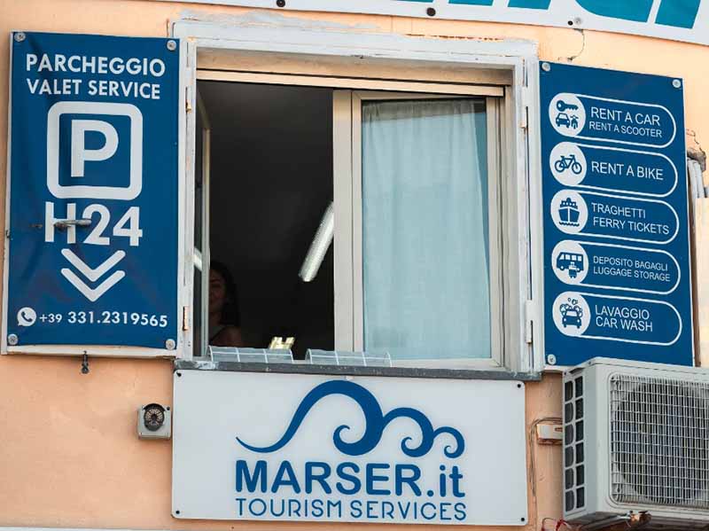 Garage Marser - Porto Pozzuoli Finestra Garage Marser - Porto Pozzuoli